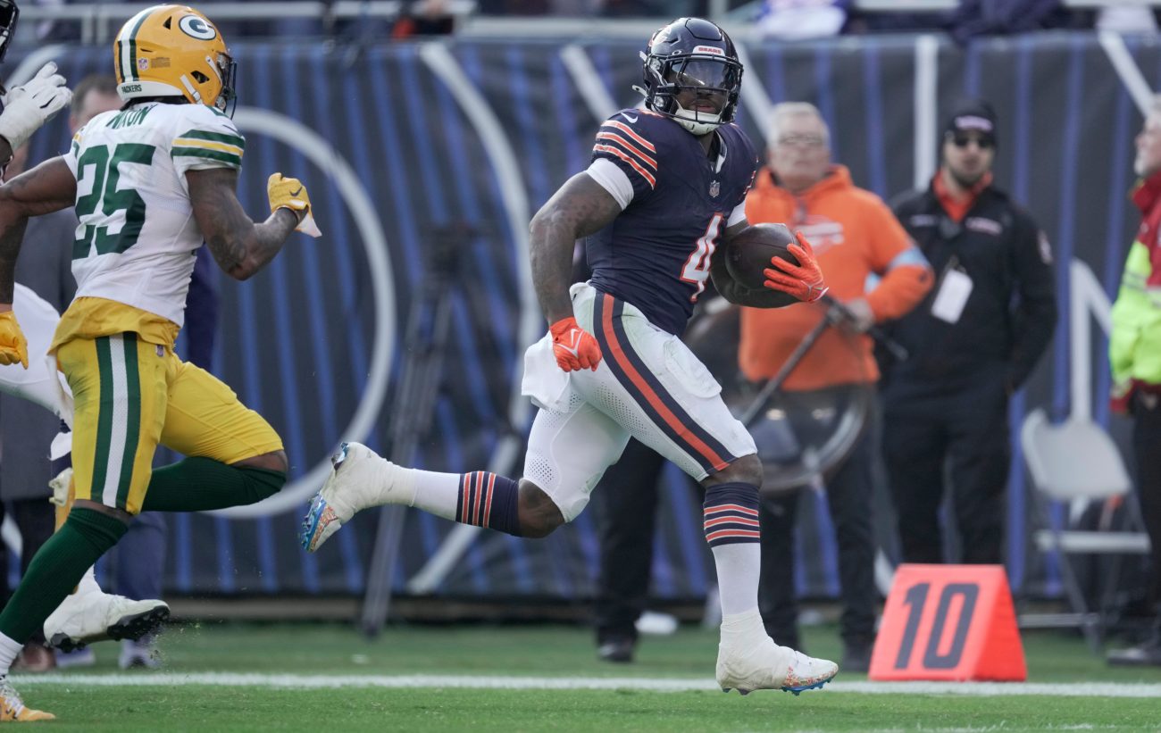 Chicago Bears running back D'Andre Swift runs for a touchdown