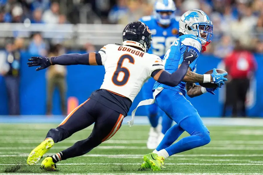 Detroit Lions wide receiver Jameson Williams (9) makes a catch against Chicago Bears cornerback Kyler Gordon (6)