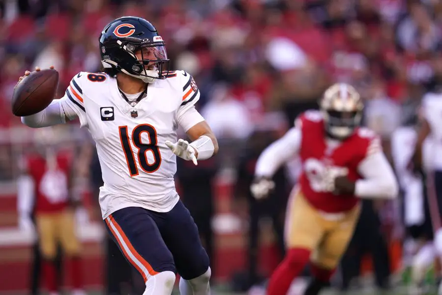 Chicago Bears quarterback Caleb Williams (18) throws a pass against the San Francisco 49ers in the second quarter at Levi's Stadium.