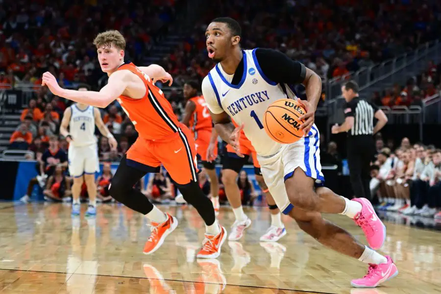  Kentucky Wildcats guard Lamont Butler (1) drives to the basket against Illinois Fighting Illini guard Kasparas Jakucionis (32) during the second half in the second round of the NCAA Tournament at Fiserv Forum. 